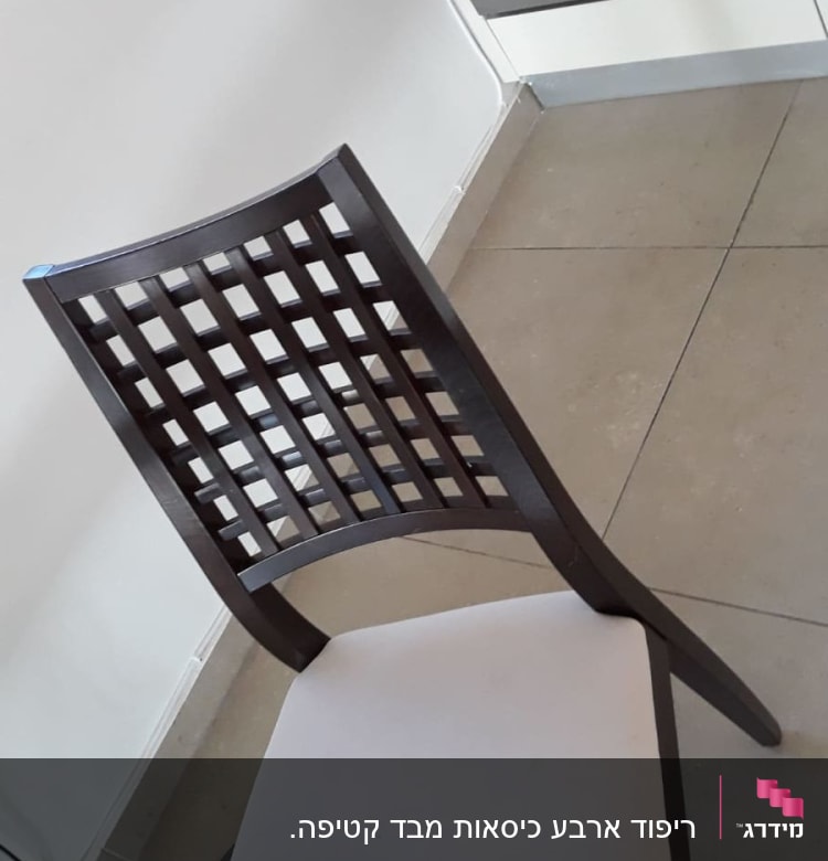כיסא עם ריפוד בהיר במטבח